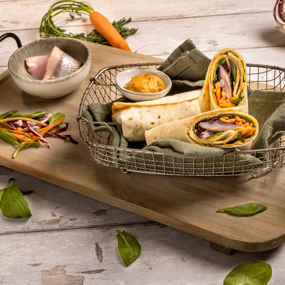 mit Hummus, Spinat, Rotkohl und Möhren